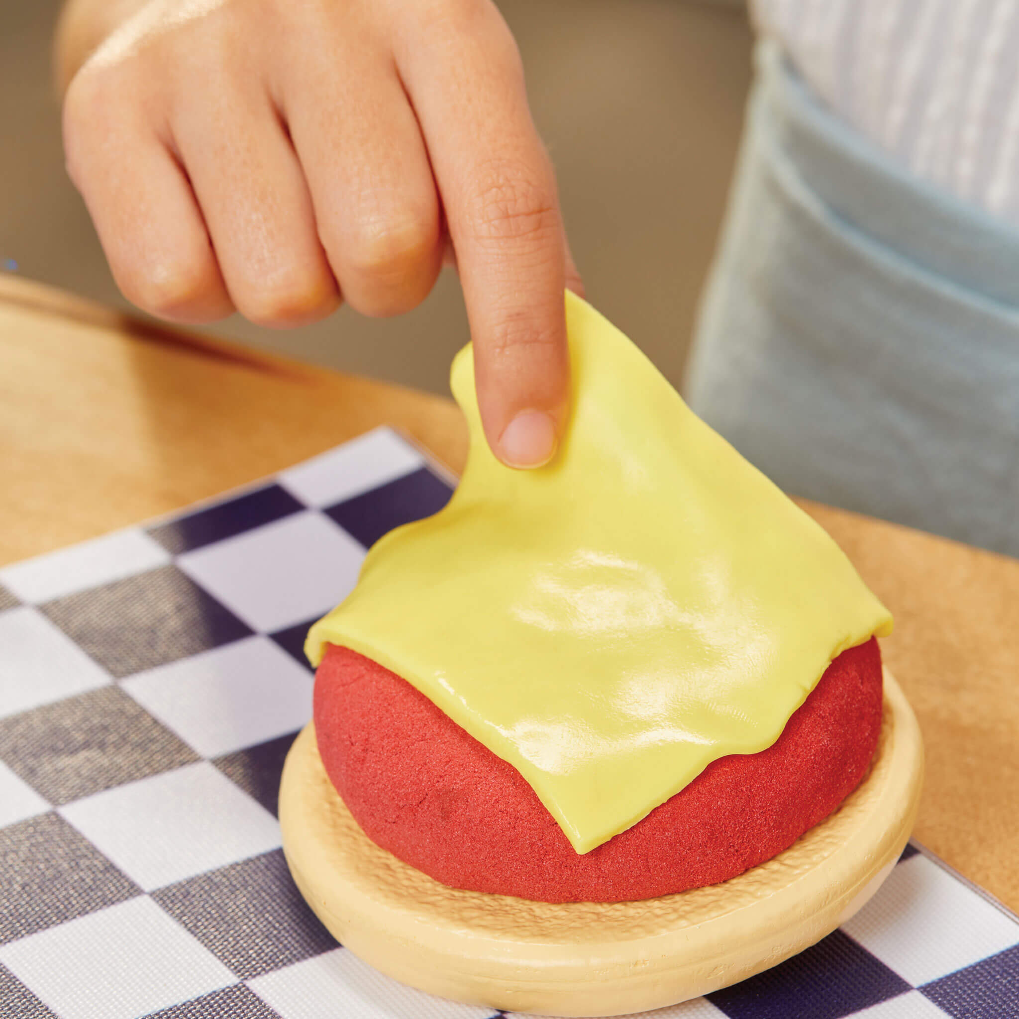 Creative Chefs™ Cheeseburger and Fries Kit - Recipe-Guided Cheeseburger Playset with Utensils with Multi-Step Preparing and Plating