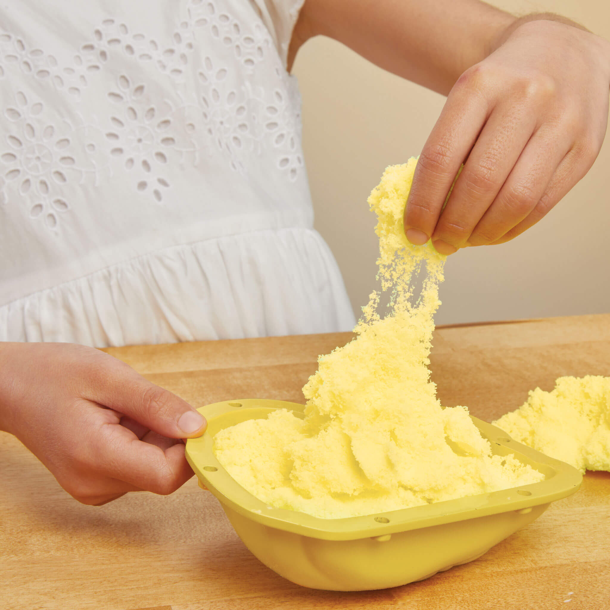 Creative Chefs™ Bluey - Duck Cake Kit - Bluey Duck Cake Set with Reusable Make-It Mix with Preparing, Assembling and Decorating