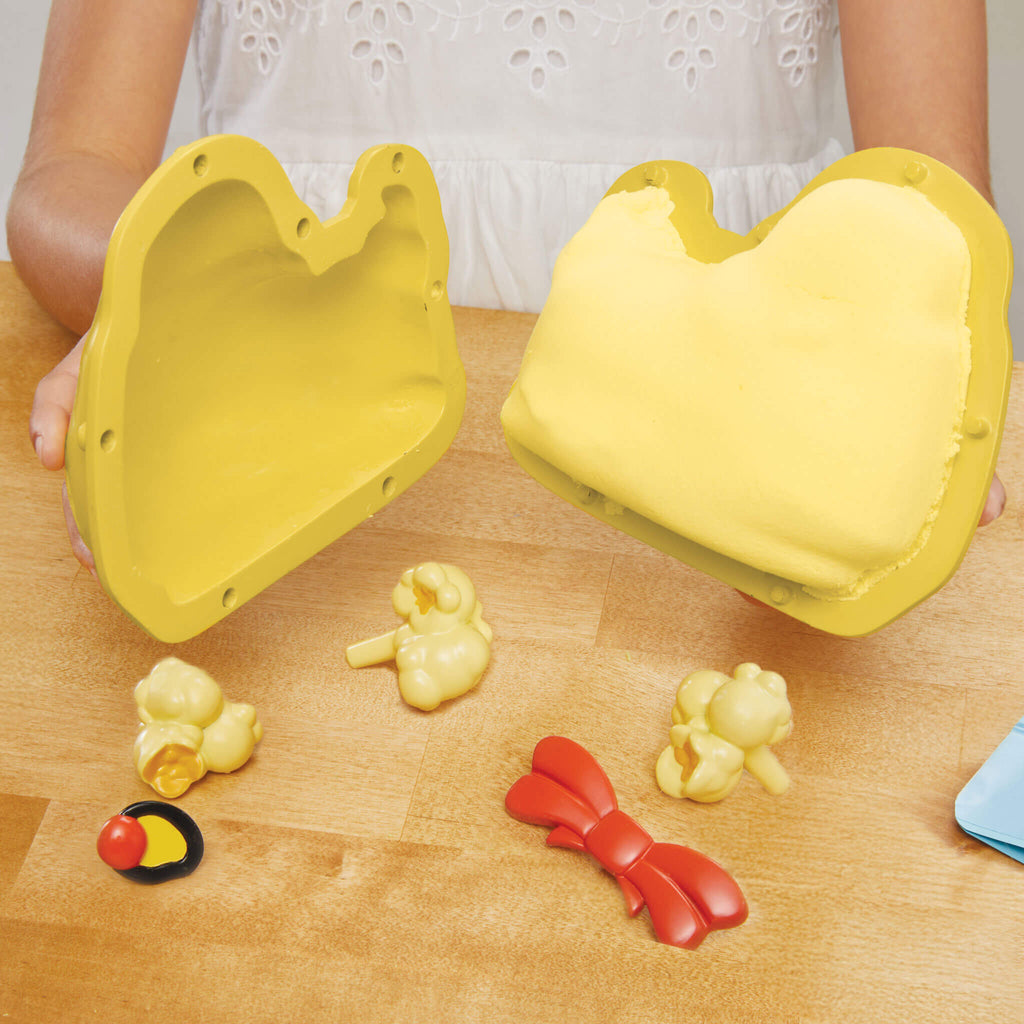 Creative Chefs™ Bluey - Duck Cake Kit - Bluey Duck Cake Set with Reusable Make-It Mix with Preparing, Assembling and Decorating
