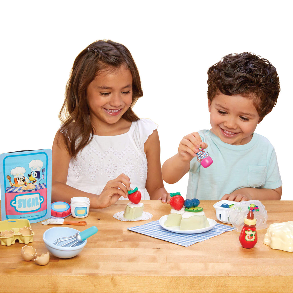 Creative Chefs™ Bluey - Pavlova Kit - Bluey Pavlova Playset with Food and Utensils with Step-by-Step Pretend Dessert Making