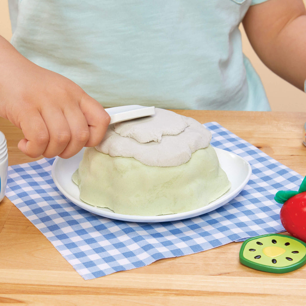 Creative Chefs™ Bluey - Pavlova Kit - Bluey Pavlova Playset with Food and Utensils with Step-by-Step Pretend Dessert Making