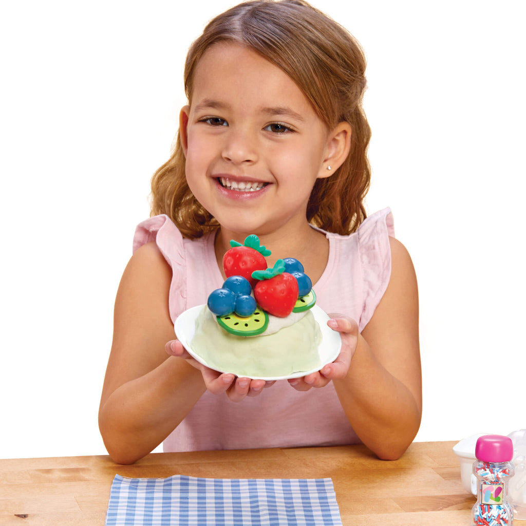 Creative Chefs™ Bluey - Pavlova Kit - Bluey Pavlova Playset with Food and Utensils with Step-by-Step Pretend Dessert Making
