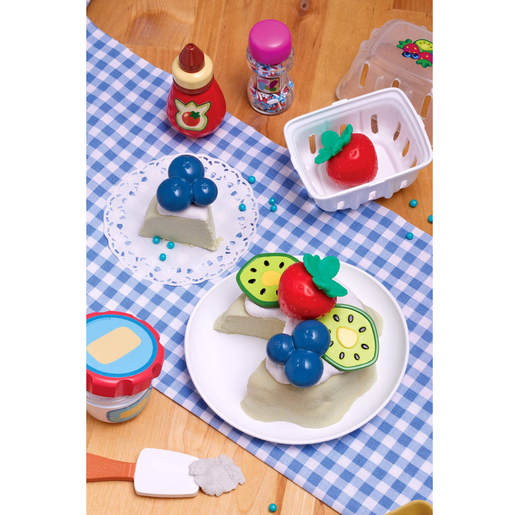Creative Chefs™ Bluey - Pavlova Kit - Bluey Pavlova Playset with Food and Utensils with Step-by-Step Pretend Dessert Making